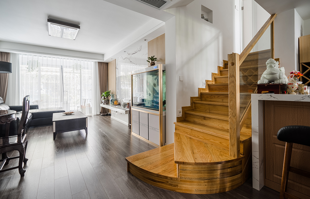 空間中擺放的設計單品家具，都在大氣尺度的舒適慵懶中散發著一種不言而喻的時尚感，木質地板，木飾面搭配出暖居格調。
