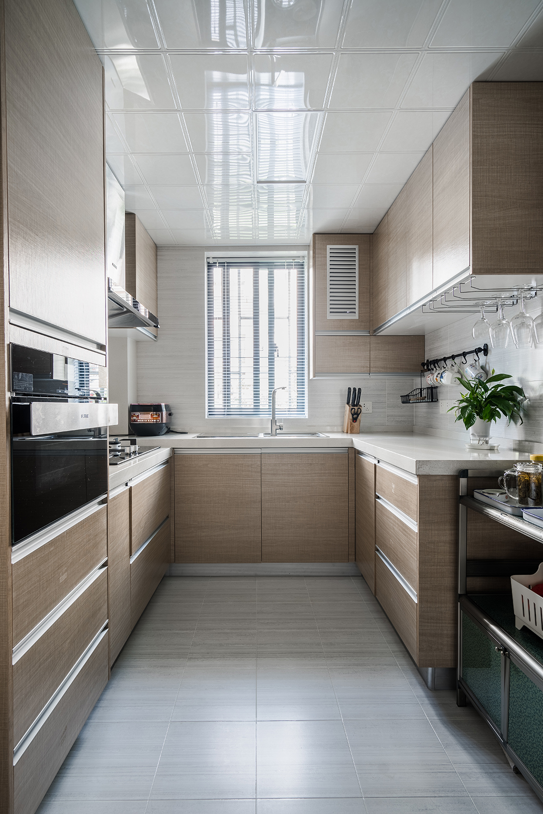 谷倉門，隱藏門，外移門，平開門，推拉門多樣的形式，并不是為了炫技只為家的每一個空間，每一個尺度最大的利用，舒適但不擁擠，合理并且合適，慵懶但不凌亂，功能明晰的定位動線明朗的空間，純粹的簡單色彩只為呈現你想要的家
