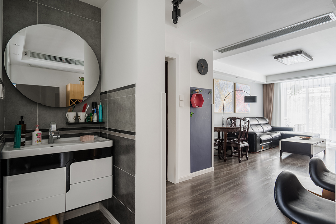 谷倉門，隱藏門，外移門，平開門，推拉門多樣的形式，并不是為了炫技只為家的每一個空間，每一個尺度最大的利用，舒適但不擁擠，合理并且合適，慵懶但不凌亂，功能明晰的定位動線明朗的空間，純粹的簡單色彩只為呈現你想要的家