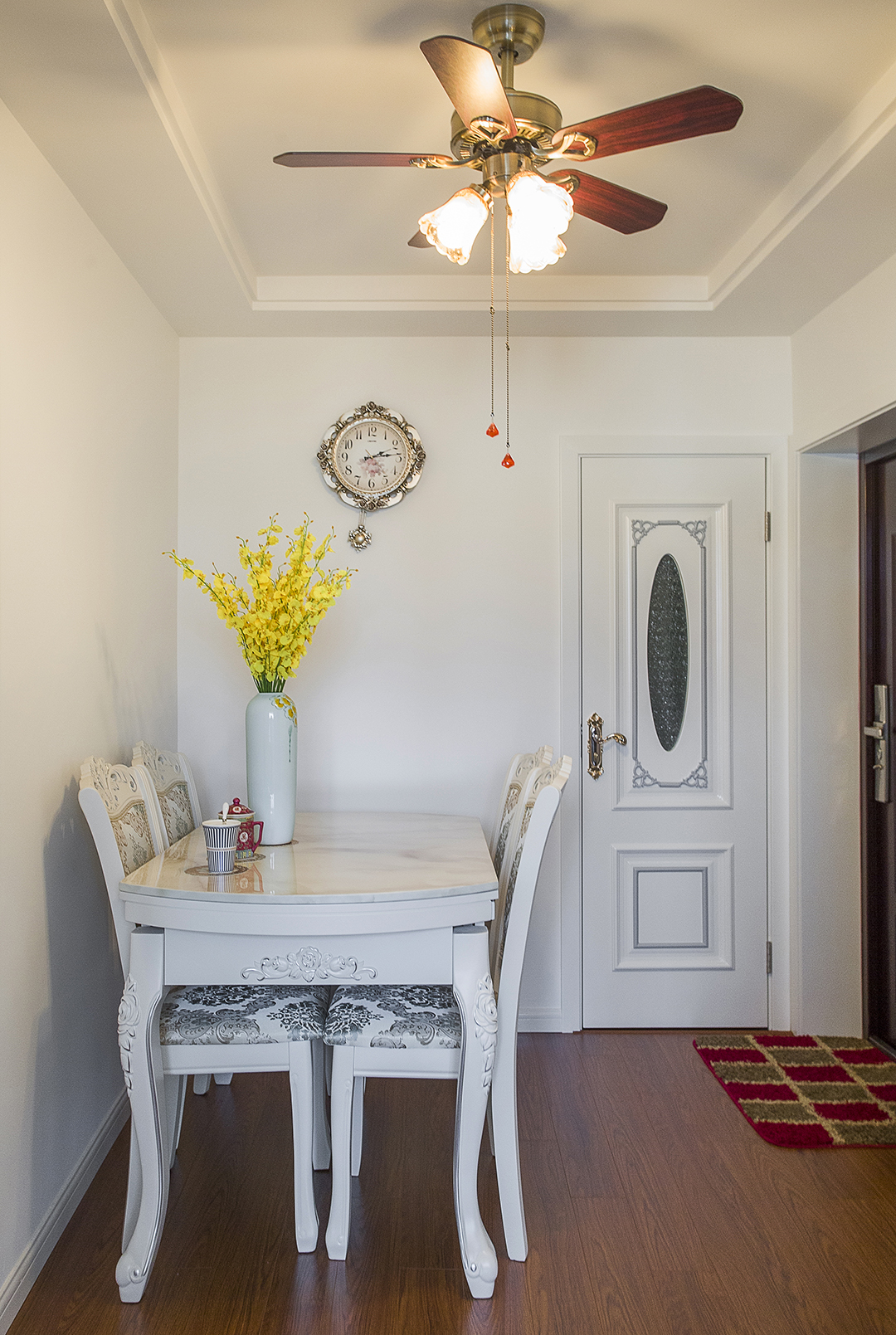 采用簡約的歐式風(fēng)格，是由于它集成著傳統(tǒng)歐式風(fēng)格的裝飾特點，利用空間的層次感，特殊的圖案來詮釋高貴與典雅，同時融入了現(xiàn)代的生活元素，變化的線條，自然的花紋及裝飾讓空間柔美、雅致，遒勁而富于節(jié)奏感。
