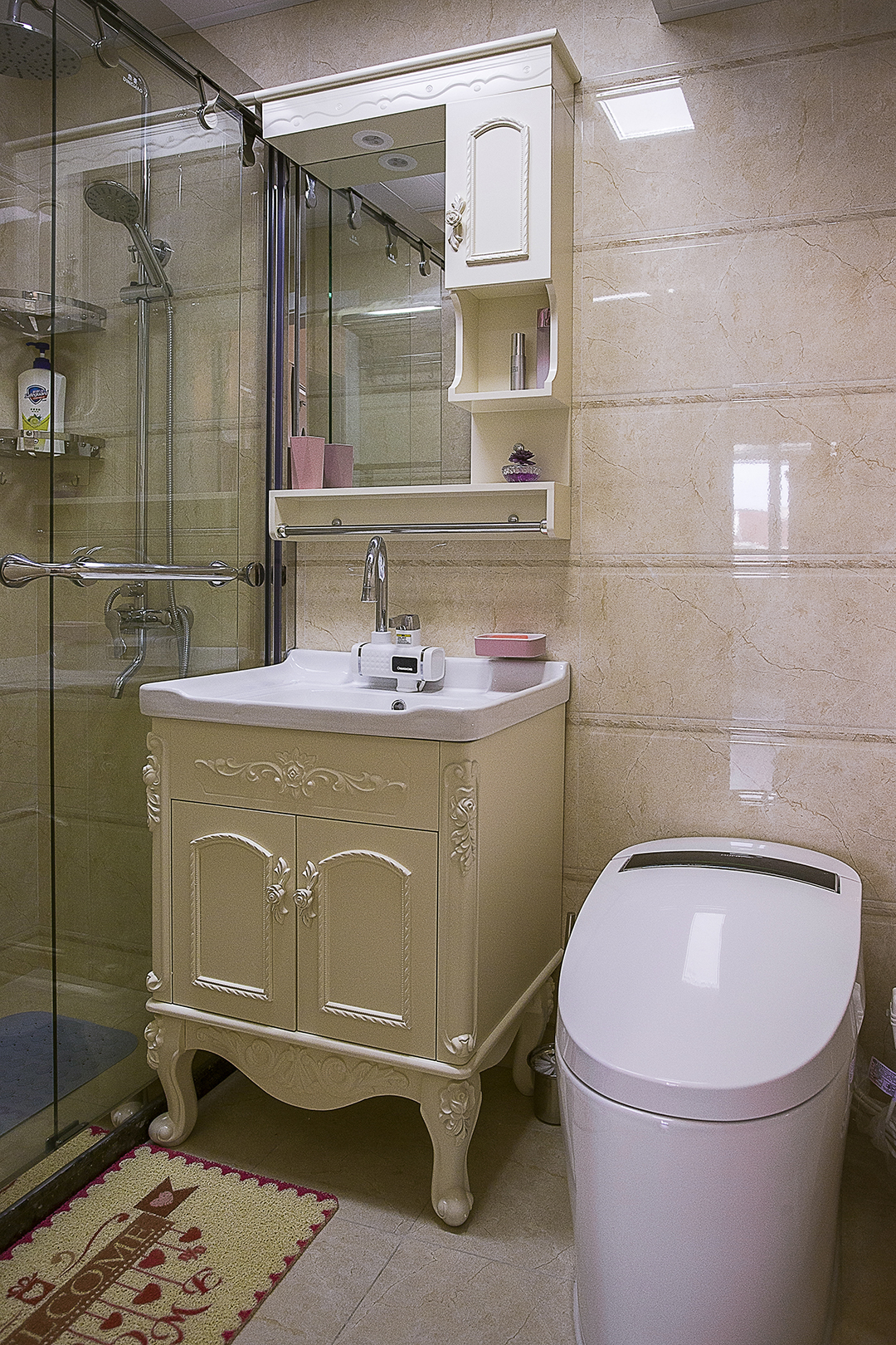 簡歐式的臺盆，做工精雕細(xì)琢，鑲花刻 金都給人一絲不茍的印象。一方面保留了材質(zhì)、色彩的大 致風(fēng)格，仍然可以很強(qiáng)烈地感受傳統(tǒng)的歷史痕跡與渾厚的 文化底蘊(yùn)，同時又摒棄了過于復(fù)雜的肌理和裝飾，簡化了線條。與衛(wèi)生間的墻磚搭配起來，更加與整體的風(fēng)格相呼應(yīng)。