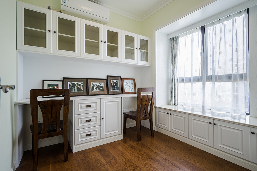 書房雙人位書桌的設(shè)計(jì)，簡(jiǎn)潔的白搭配上護(hù)眼的嫩黃色，舒適的大飄窗，一杯咖啡，閑暇之余常做于此也不會(huì)顯得單調(diào)無(wú)趣。
