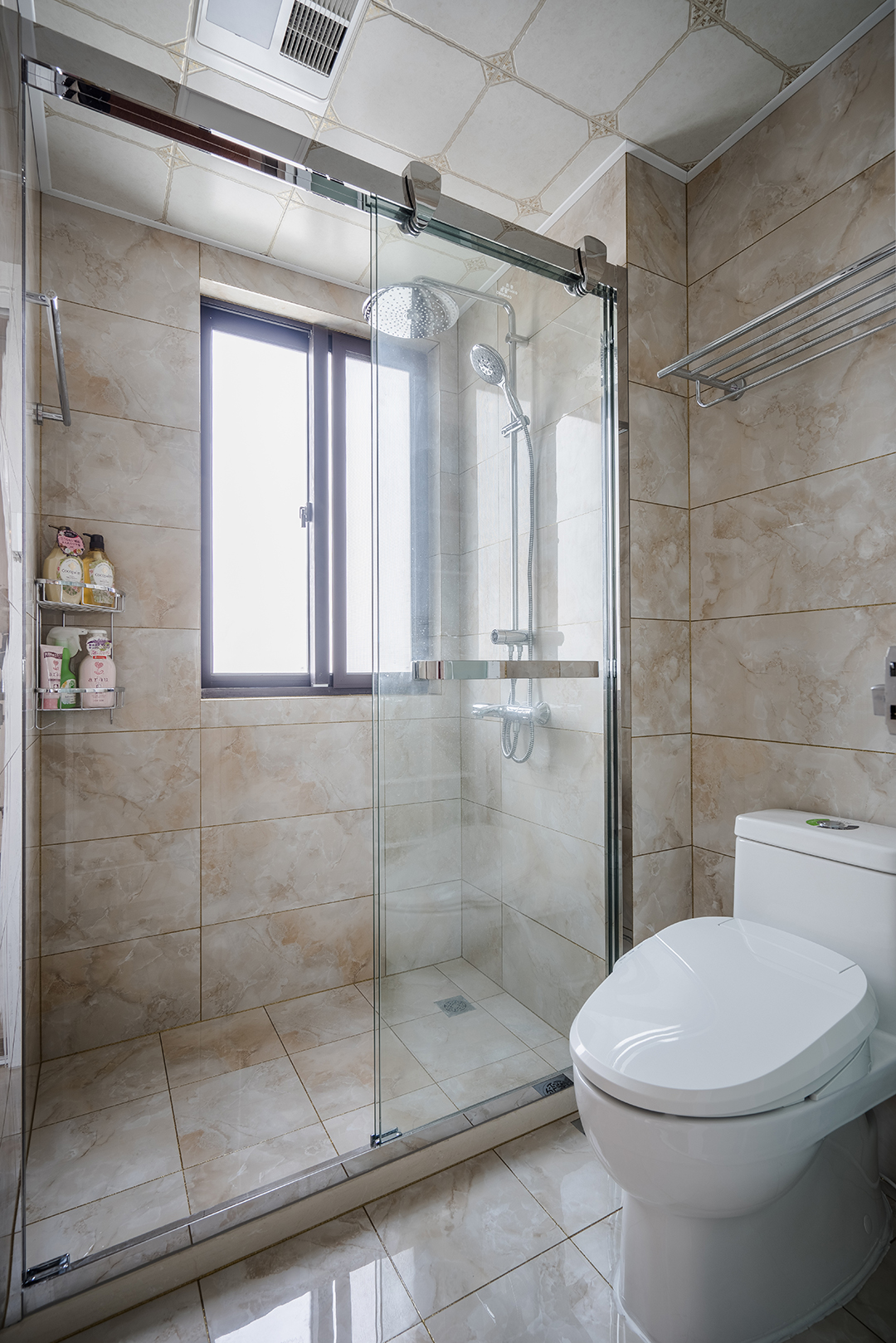 衛(wèi)生間依舊隨風(fēng)格基調(diào)保持素凈，沒(méi)有多余的線條和色彩，器物與材質(zhì)的搭配又相得益彰，簡(jiǎn)潔明亮。
