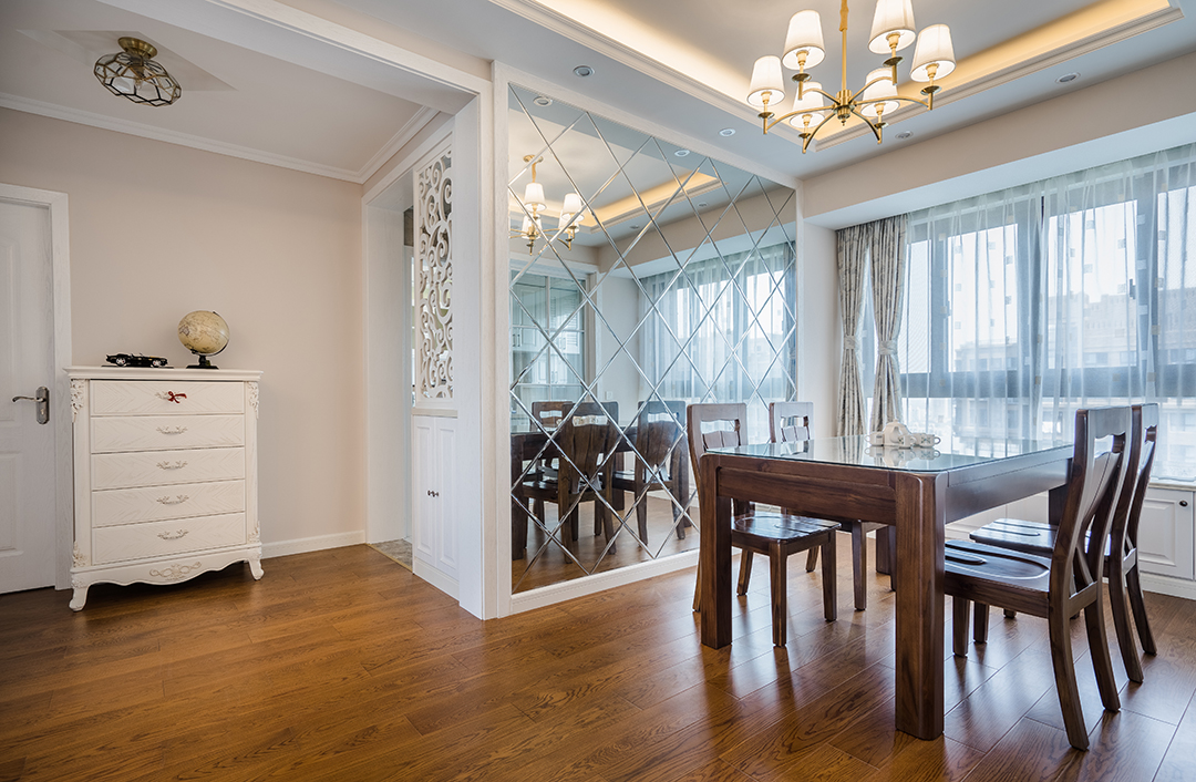 精致的餐邊柜，實(shí)木餐桌與沙發(fā)相互呼應(yīng)，待飯菜上桌，一家人其樂(lè)融融沉淀家的味道。
