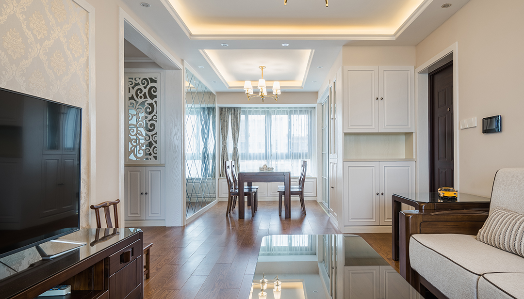 客廳實(shí)木地板和實(shí)木家具讓一切回到最初的純粹，米黃色的墻面搭以同色系的沙發(fā)，稍加點(diǎn)綴的窗簾，整個(gè)空間通暢自然。
