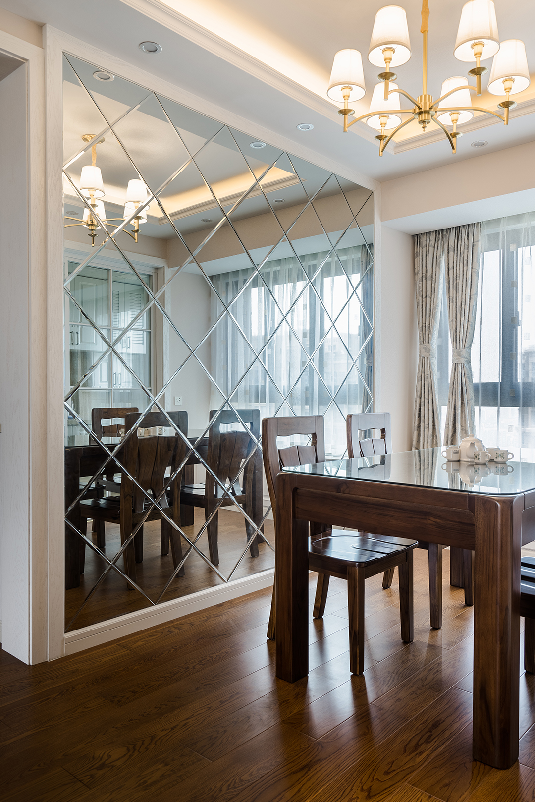 整個(gè)空間格局下再?zèng)]有將客餐廳空間刻意的分開，以一個(gè)整體的形式將空間釋放，活動(dòng)自由不受拘束。
