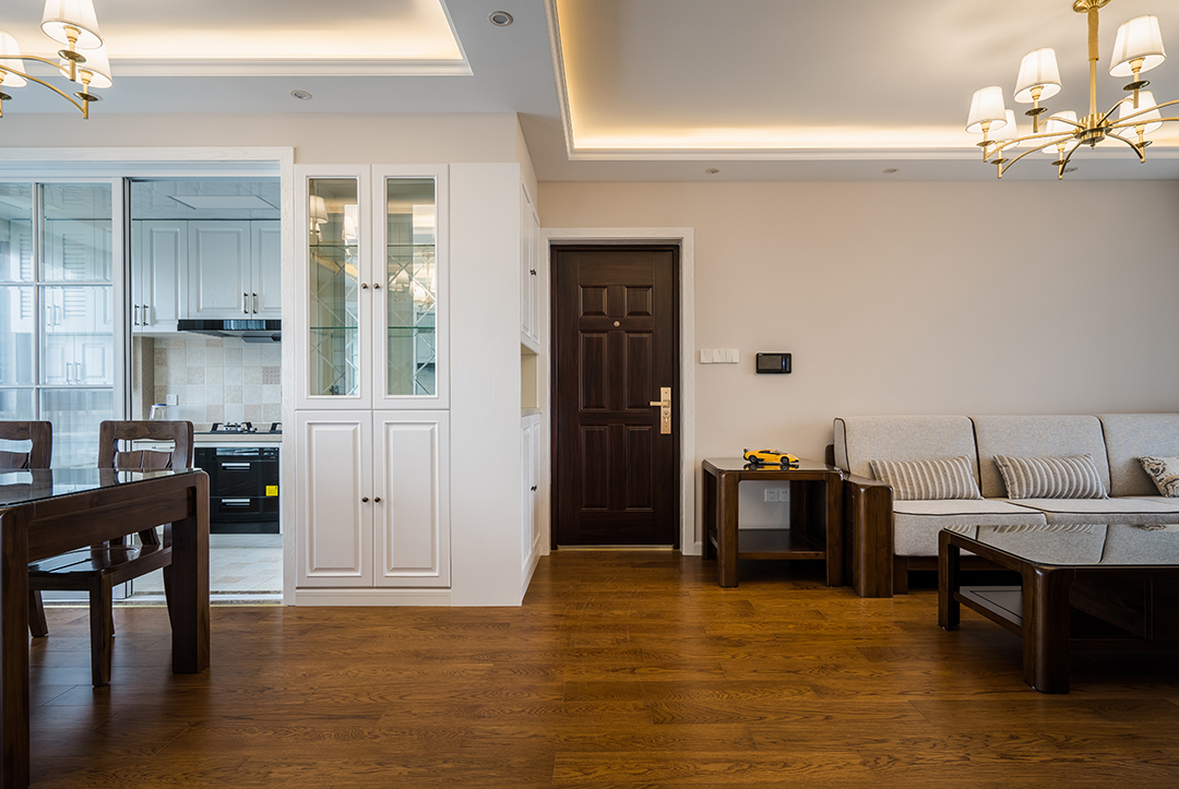 進(jìn)戶鞋柜和酒柜連為一體，連接廚房間的移門，空間整體而不浪費(fèi)。
