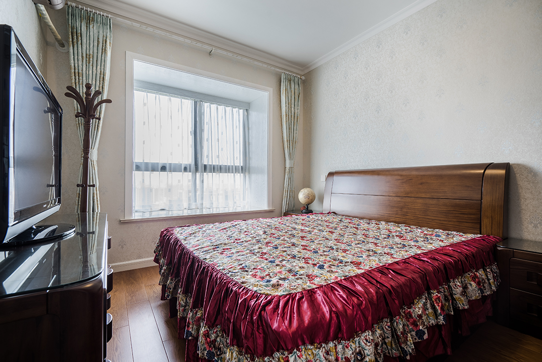 簡(jiǎn)單的臥室，沒(méi)有過(guò)多華麗的裝飾，也沒(méi)有過(guò)多的色彩點(diǎn)綴，素色的墻紙，配上實(shí)木的家具，簡(jiǎn)約而不簡(jiǎn)單。