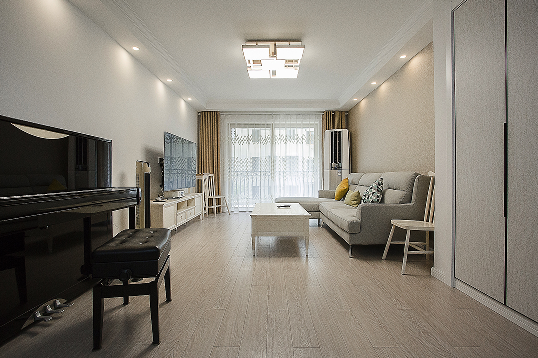 客餐廳休閑區毫無分割，需要用家具的圍合來表現區域，家具的選擇要能夠使幾個部分各成一局卻又渾然一體，走道的鋼琴分割也是業主最喜愛的，工作之余以音樂來放松自己，陶冶情操。
