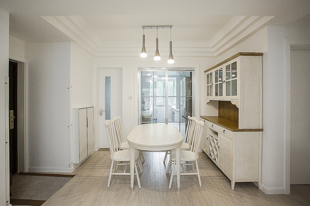 時尚的餐廳，能為人提供優雅的就餐環境，所以餐廳的重要性其實不亞于客廳，餐邊柜可謂是餐廳的亮點，卻與素色的墻面的墻面和頂面格格不入。
