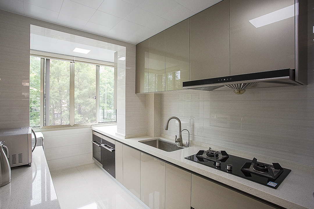 原本廚房間給人的印象糟糕透頂，原來的陽臺也并為廚房間，，加強了室內的通風換氣，保障空氣的干燥和清新，解決了的油煙的問題。
