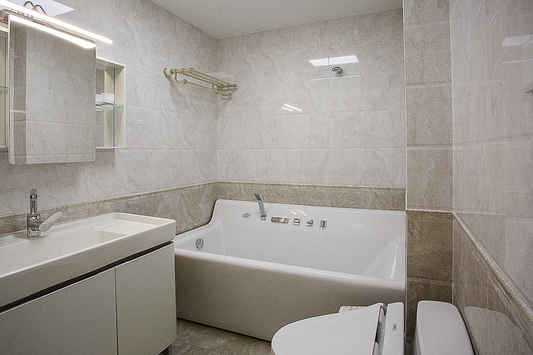 原本的主衛是新現代式的風格，腰線分開的立面，瓷磚的顏色與款式也比較搭配，菱角分明的瓷質洗手臺與浴缸緊挨，臺盆先黑色腰線造型時尚，同時也能起到很好的收納作用，只有在如此整潔 的衛生間里，才能讓人舒心的洗脫一身的疲憊。
