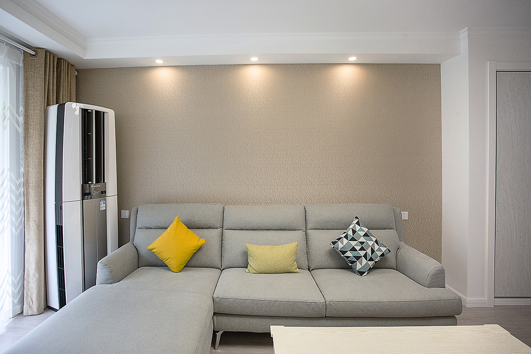 對于簡約風格業主起初有點猶豫，簡約和華麗的平衡尺度并不是非常容易掌握，解決方法是在客廳的整體風格上追求簡約 的效果，保留了材質，色彩的大致風格，但仍然也可以強烈的感受到現代的歷史痕跡和濃厚的文化底蘊，同時也摒棄了過于復雜的肌理和裝飾，簡化了線條。