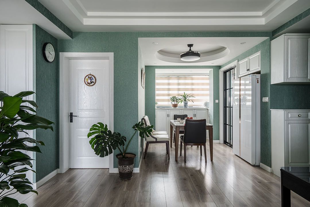 客廳的墻面采用了深綠色壁紙，給墻面增加了不一樣的色彩
