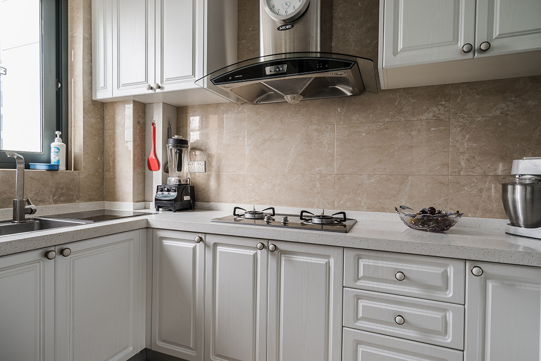 白色整體櫥柜，簡單，大方。