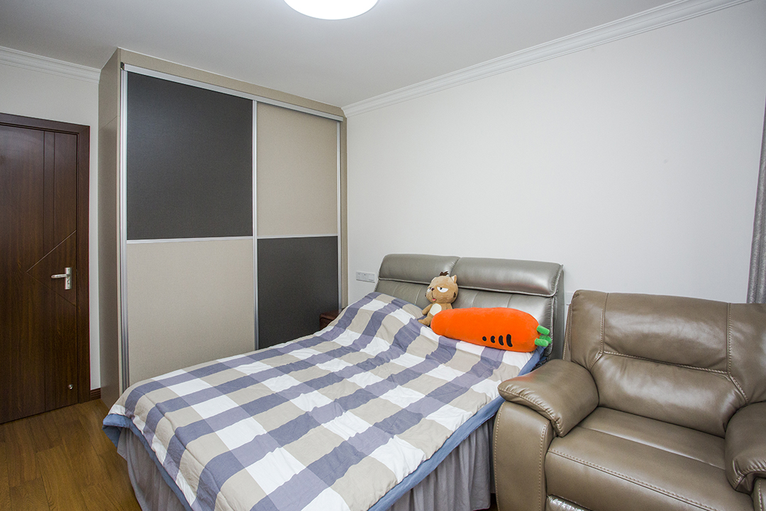 小臥衣柜采取了現(xiàn)代風(fēng)格的格子門，用顏色換搭突出了個(gè)性，奶茶色成為家具主色調(diào)，皮質(zhì)的沙發(fā)一定柔軟的讓人舒服的看上一天的書也不會(huì)累
