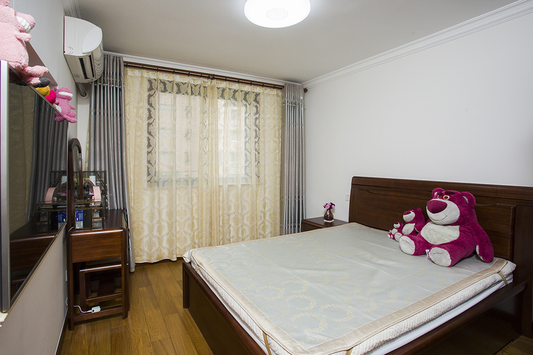 主臥作為男女主人的臥室，一套實(shí)木的家具成為重點(diǎn)，線條簡(jiǎn)單，卻厚重，相信一定是一個(gè)做美夢(mèng)的最佳場(chǎng)所
