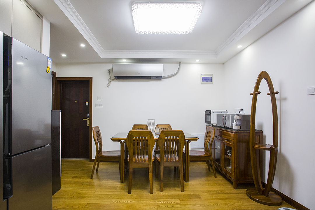 一進(jìn)門的玄關(guān)是夫妻最滿意的一點(diǎn)，一是區(qū)分了室內(nèi)外空間，做到了室內(nèi)外的分割，讓小戶型也有了大戶型的莊重感，深色壁紙配上純白色柜子，大方的同時(shí)不失輕快.墻面鐵藝工藝品更是
