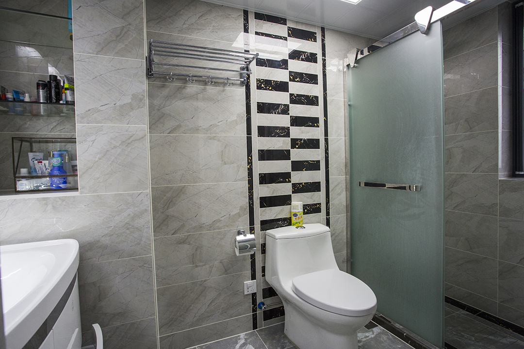 原本擁擠的衛(wèi)生間經(jīng)過(guò)改造后大了許多，增加了更多的功能性，墻磚的選擇馬桶后的瓷磚無(wú)一不是精挑細(xì)選完全將現(xiàn)代簡(jiǎn)約體現(xiàn)出來(lái)，簡(jiǎn)潔卻大方，簡(jiǎn)單卻精致，
