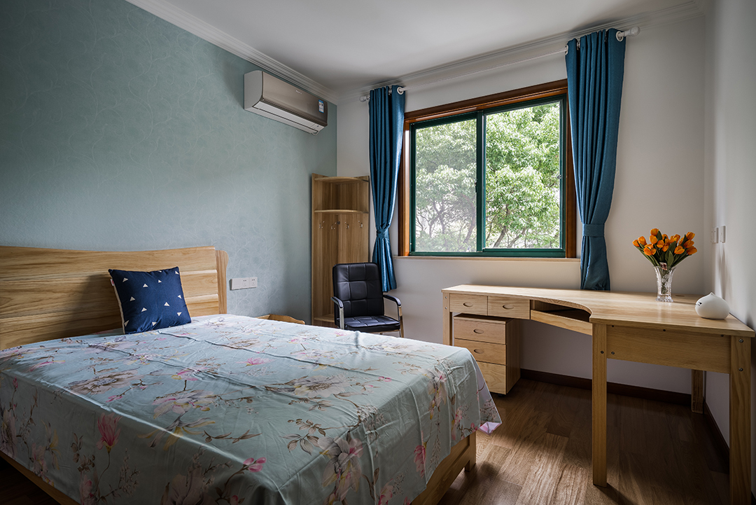 主臥簡單大方，窗頭背景采用無縫壁布，使得整體簡單又大方。突顯業主的品味。
