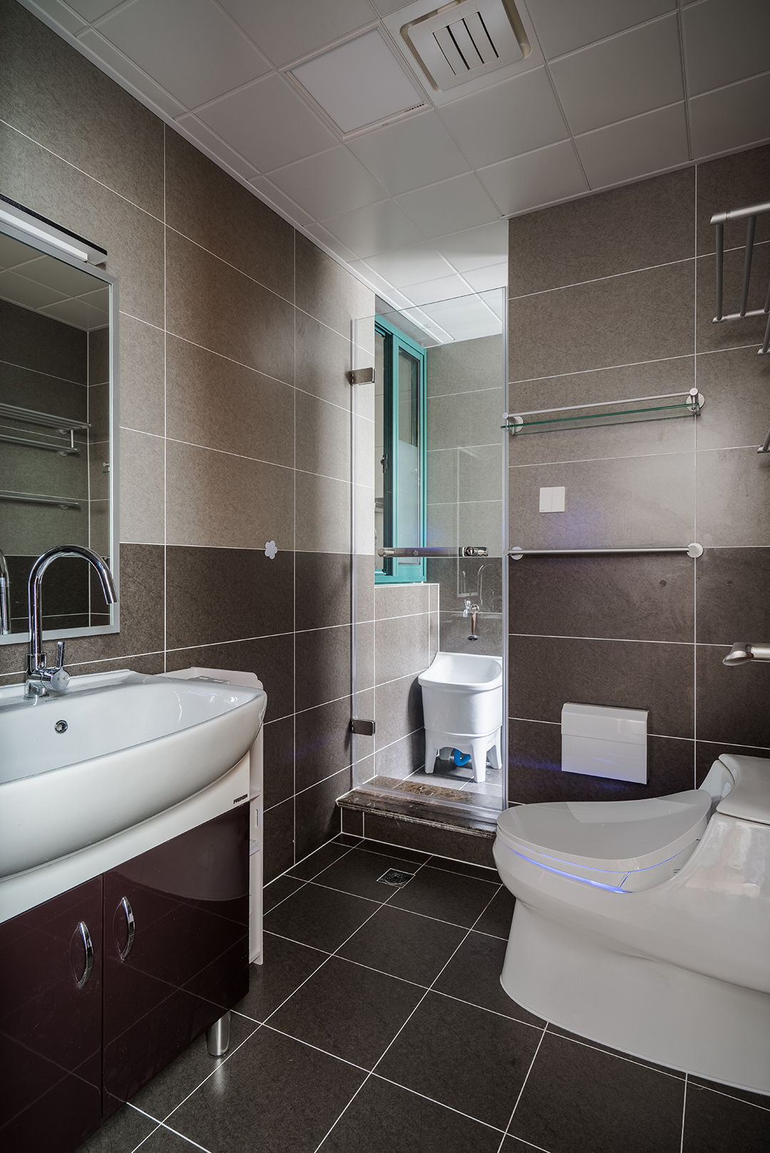 將廚房和衛生間外的區域做成沖淋區域，增大了使用空間。
