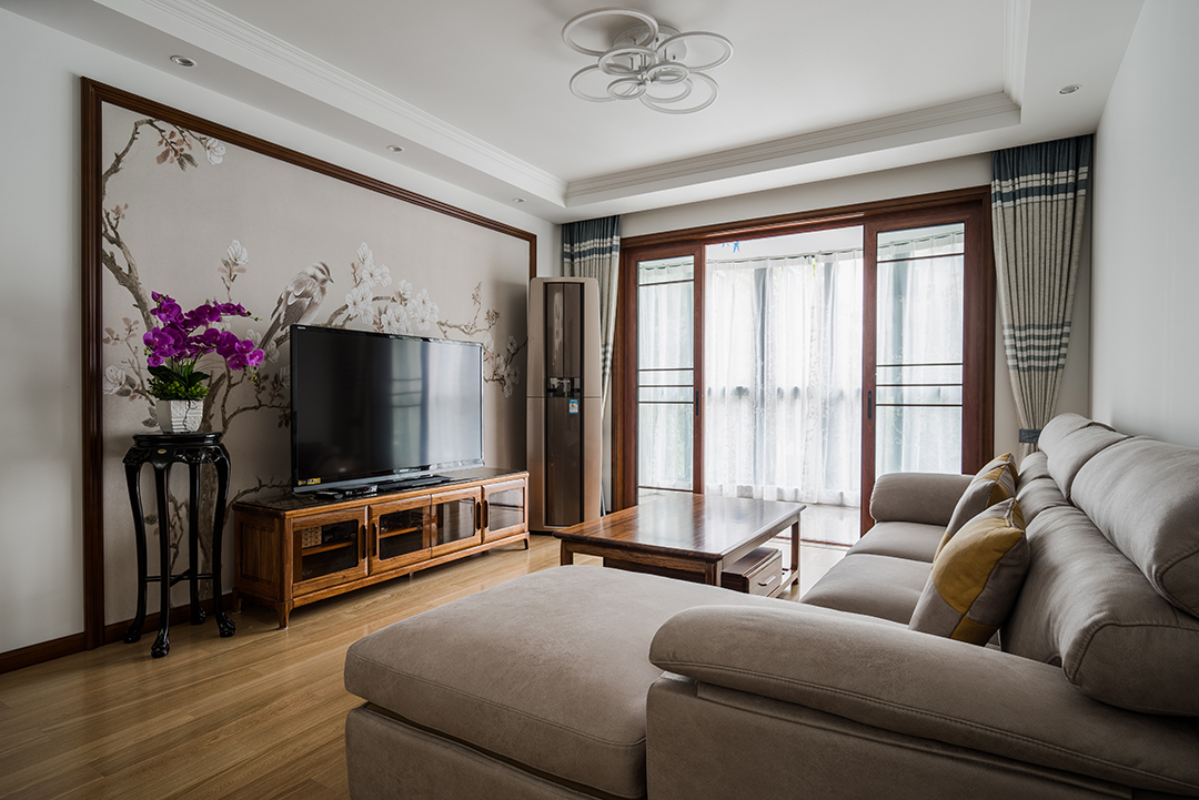 客廳整體風格采用木線條風格，是當下比較時尚也是板式的處理方式，在顏色上做了統一，配上精致的3D立體壁布，把板式的硬線條做了軟性富有穩重。
