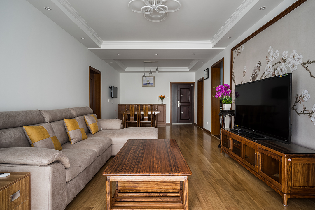 客廳整體風格采用木線條風格，是當下比較時尚也是板式的處理方式，在顏色上做了統一，配上精致的3D立體壁布，把板式的硬線條做了軟性富有穩重。
