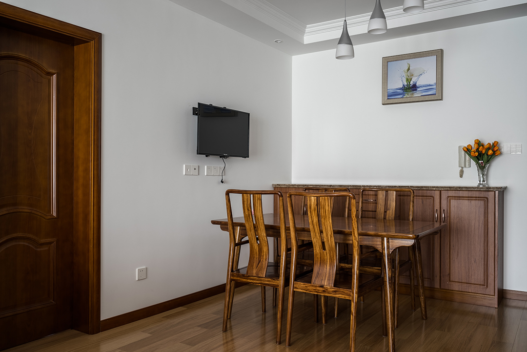 餐廳沒有過多的裝飾，簡單的一幅畫將配電箱完美遮擋，餐邊柜簡單實用，不斷上升的空間，不會讓在此處用餐聚會的人們感覺到壓抑。
