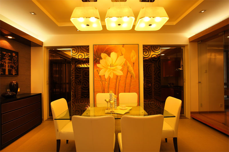 本案為現代簡約裝修設計風格，在立面、吊頂裝飾上，設計師弱化了繁雜的裝飾線條，而是用簡潔的線條、精致的配飾、現代的材料，營造了一個時尚、大氣、簡潔的居住空間。對于私密休息空間則用壁紙、軟包作點綴，讓臥室空間凸顯高貴、典雅的氛圍。
