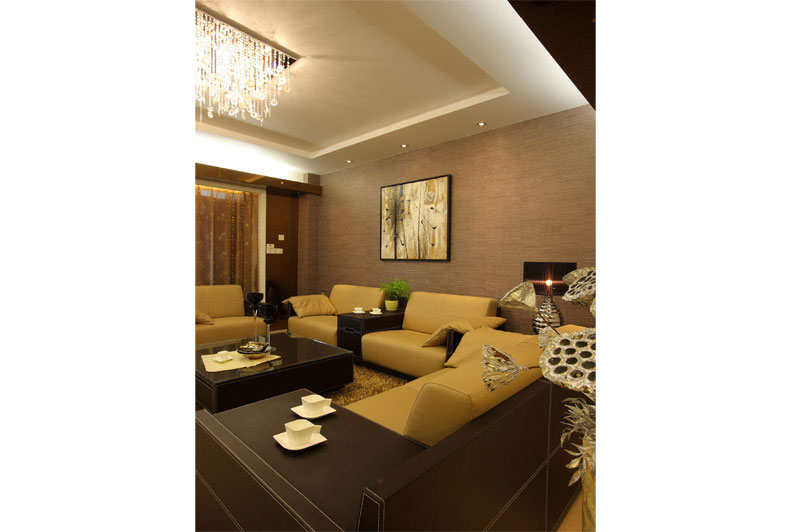 本案為現代簡約裝修設計風格，在立面、吊頂裝飾上，設計師弱化了繁雜的裝飾線條，而是用簡潔的線條、精致的配飾、現代的材料，營造了一個時尚、大氣、簡潔的居住空間。對于私密休息空間則用壁紙、軟包作點綴，讓臥室空間凸顯高貴、典雅的氛圍。
