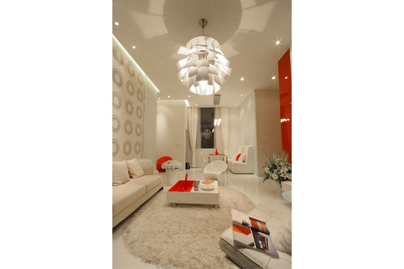 本案為現(xiàn)代簡(jiǎn)約裝修設(shè)計(jì)風(fēng)格，進(jìn)門后空間以白色和紅色兩個(gè)色調(diào)為主，簡(jiǎn)潔的裝飾線條、精致的軟裝都凸顯SOHO家居的經(jīng)典風(fēng)格元素。臥室空間用紅色軟包做背景，側(cè)面的鏡面處理既增加了空間感，又營造了一個(gè)溫馨、舒適的休息環(huán)境。
