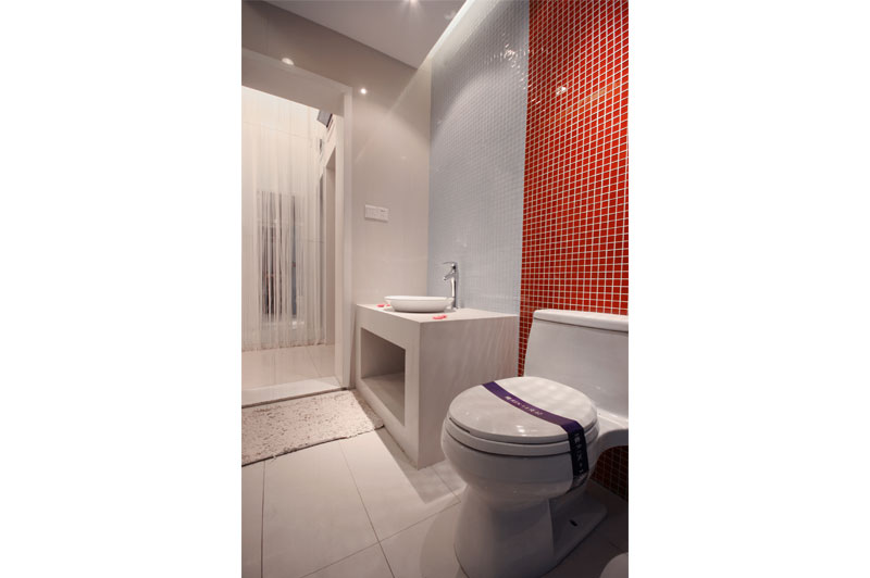 本案為現(xiàn)代簡(jiǎn)約裝修設(shè)計(jì)風(fēng)格，進(jìn)門后空間以白色和紅色兩個(gè)色調(diào)為主，簡(jiǎn)潔的裝飾線條、精致的軟裝都凸顯SOHO家居的經(jīng)典風(fēng)格元素。臥室空間用紅色軟包做背景，側(cè)面的鏡面處理既增加了空間感，又營造了一個(gè)溫馨、舒適的休息環(huán)境。
