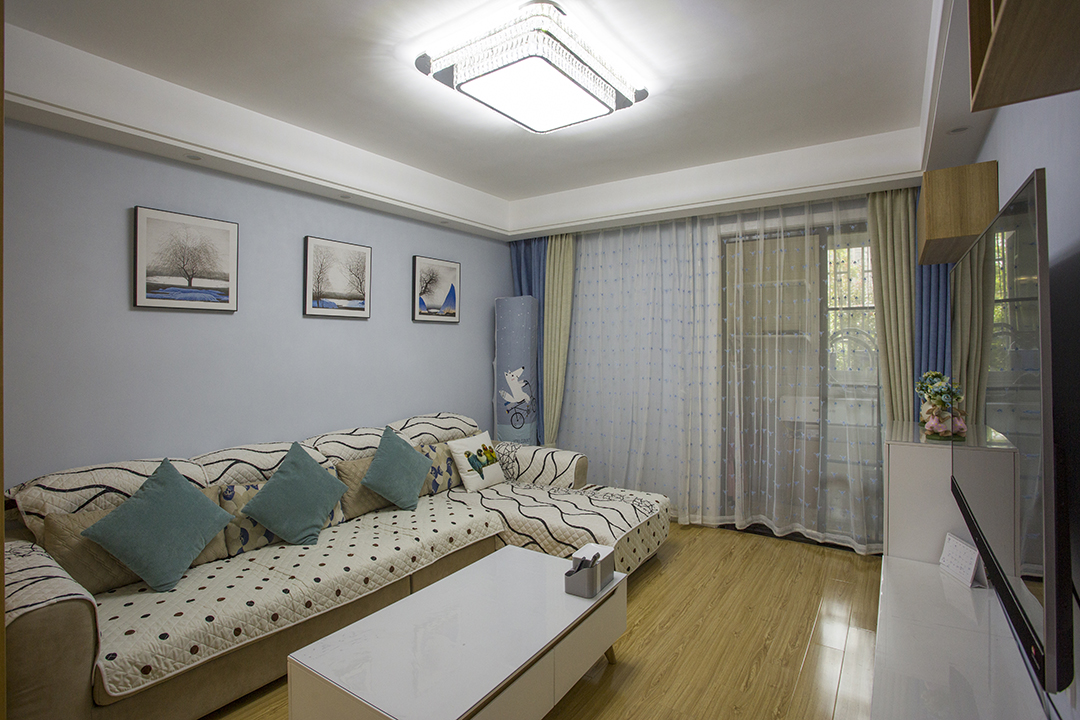 1背景墻的柜架組合使收納功能更大化2淺藍色調清新、活躍
