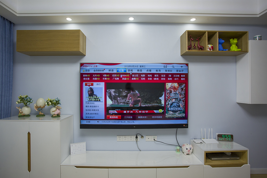 1背景墻架用柜架組合的方式，增強了收納功能2采用簡約幾何形形式，柜門拉手的小心思提升創意感
