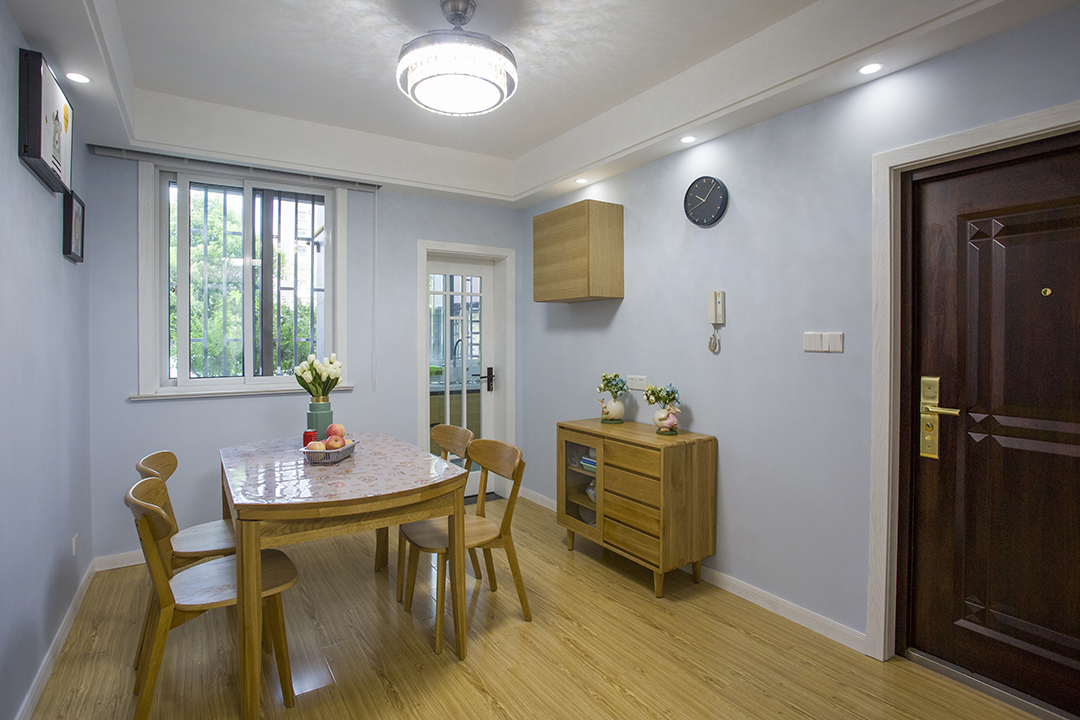 1硬裝盡量的簡約，提升空間延伸感2色彩簡約明快，小情調感十足
