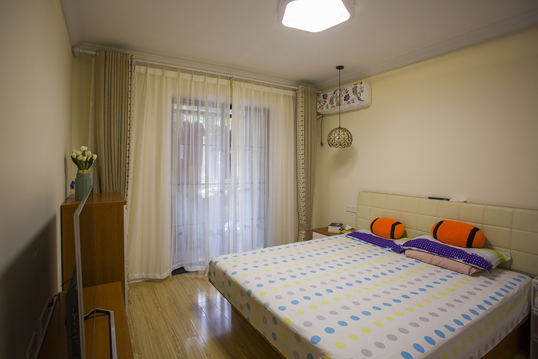 1簡潔的硬裝給給業主后期選擇家具預留了更大的發揮空間2淺色調搭配暖光源營造溫馨感