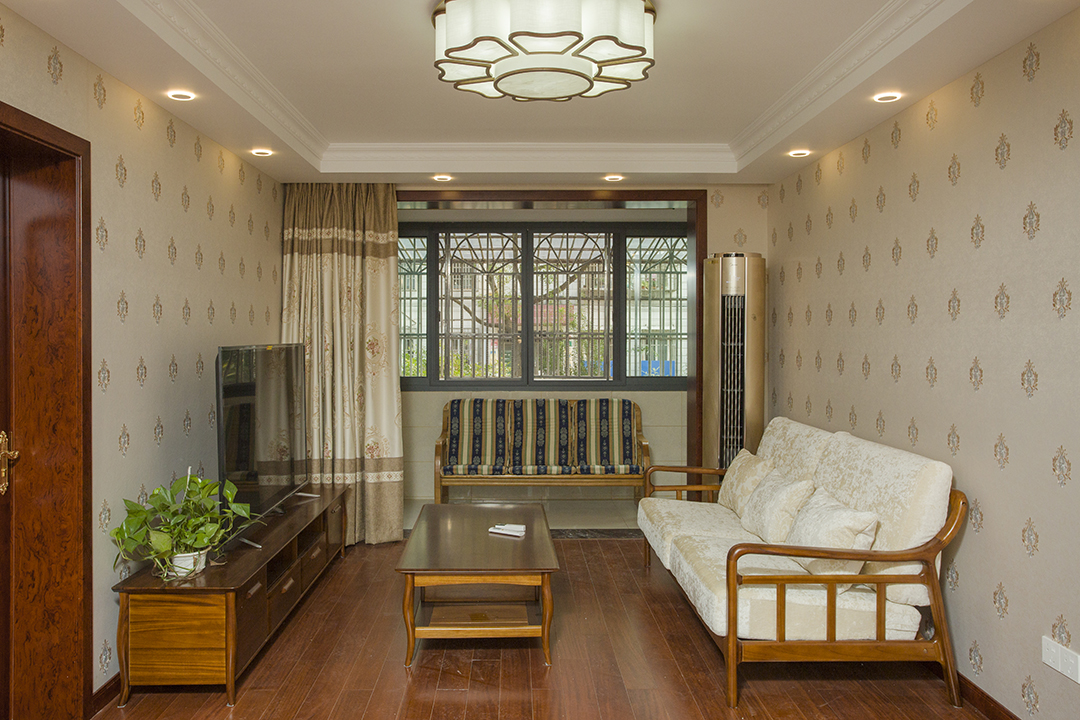 客廳作為待客區域，一般要求簡潔明快，同時裝修較其它空間要更明快光鮮，通常使用大量的石材和木飾面裝飾;美國人喜歡有歷史感的東西，這不僅反映在軟裝擺件上對仿古藝術品的喜愛，同時也反映在裝修上對各種仿古墻地板、。總體而言，美式田園風格的客廳是寬敞而富有歷史氣息的餐廳多用略有復古味道、純實木的深色家具進行搭配。壁紙、花卉椅子等組合便成就了美式田園風格
