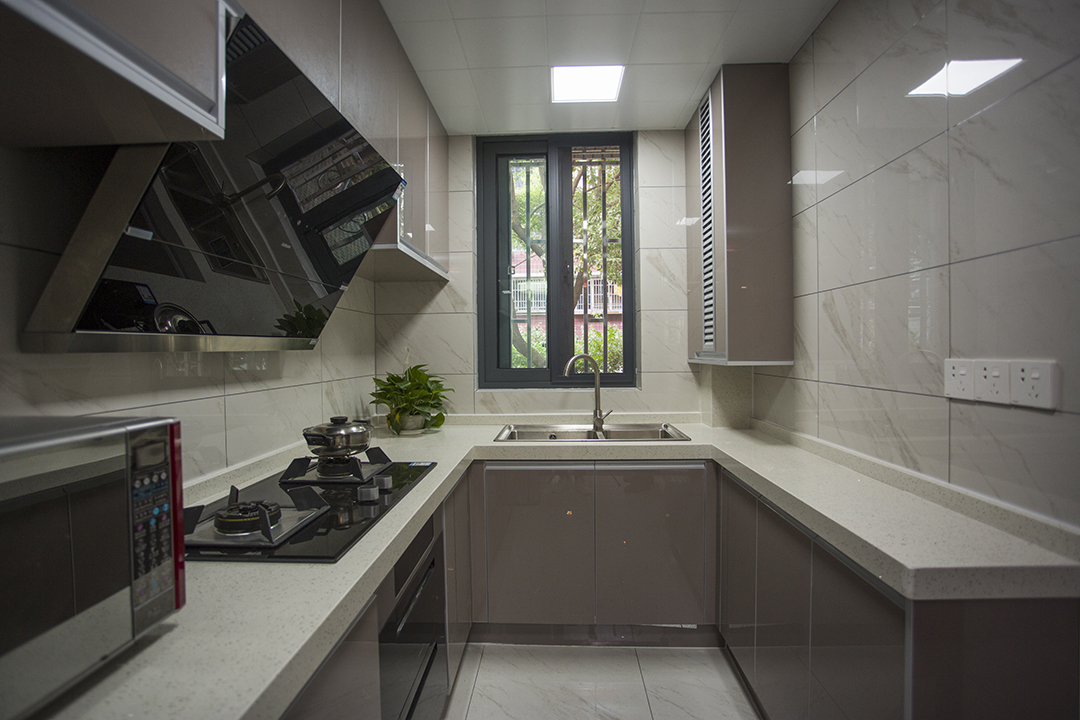 簡潔明了的廚房，讓女主人更愛上了做飯，顏色冷暖的對比，呼應客餐廳后又單獨成了一方空間.
