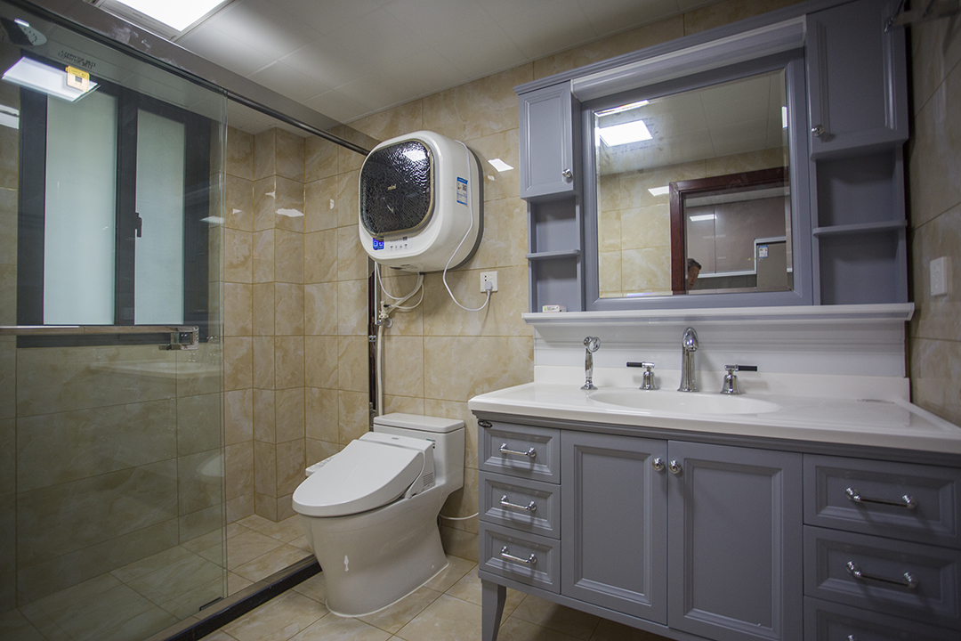 暖色的墻地磚，讓人在寒冷的冬天也會覺得溫暖，大理石的紋路干凈 整潔，又體現出與自然地結合，白色，復古的潔具則成了點睛之筆，和諧統一的打造出一個溫馨的衛生間
