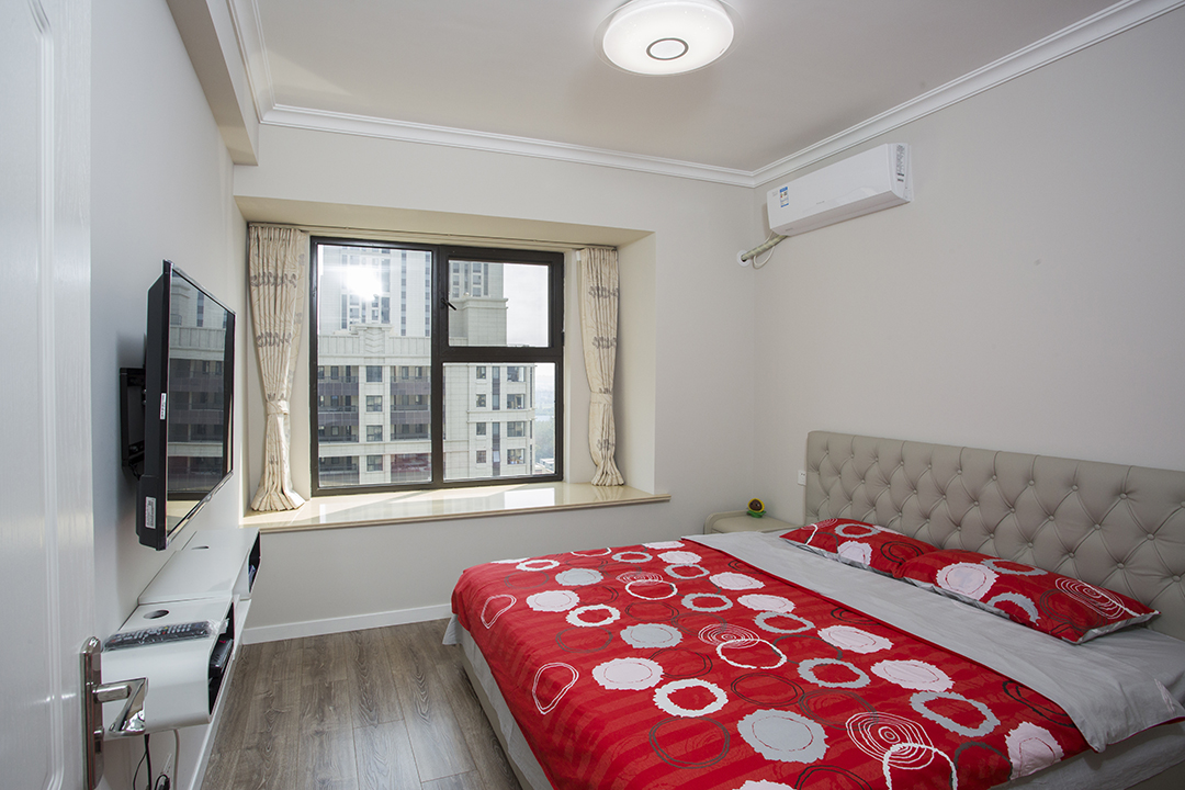 簡潔明亮的臥室才是老年人想要的，寬大的飄窗上可以休閑的時候下下棋。
