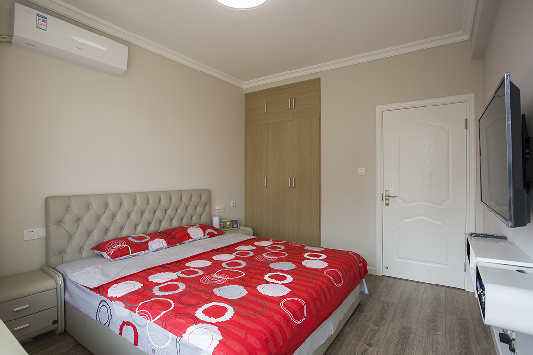 簡潔明亮的臥室才是老年人想要的，寬大的飄窗上可以休閑的時候下下棋。
