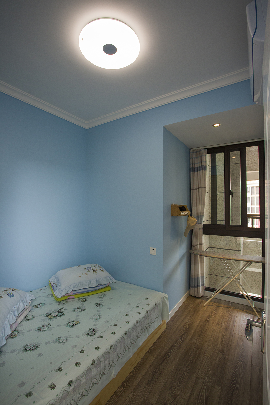 原來的狹小儲藏室讓設計師改成了一間多功能的踏踏米房間間，這里即有大量的儲物空間，又可以讓偶爾過來的小孫女暫時一住。
