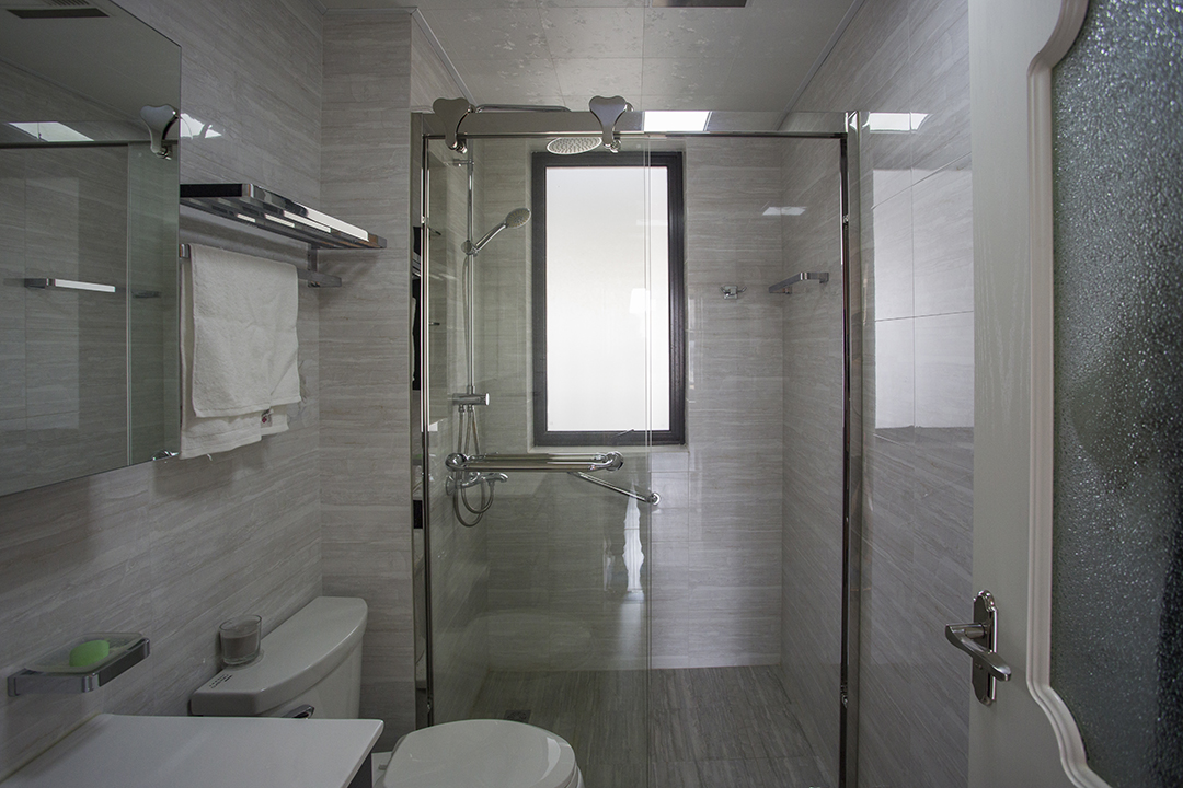 兩老口的養老之家，裝原有的兩房格局改變成現在的三房間，設計上整體以簡約為主，材料選用中也以干凈便與打理的材料。
