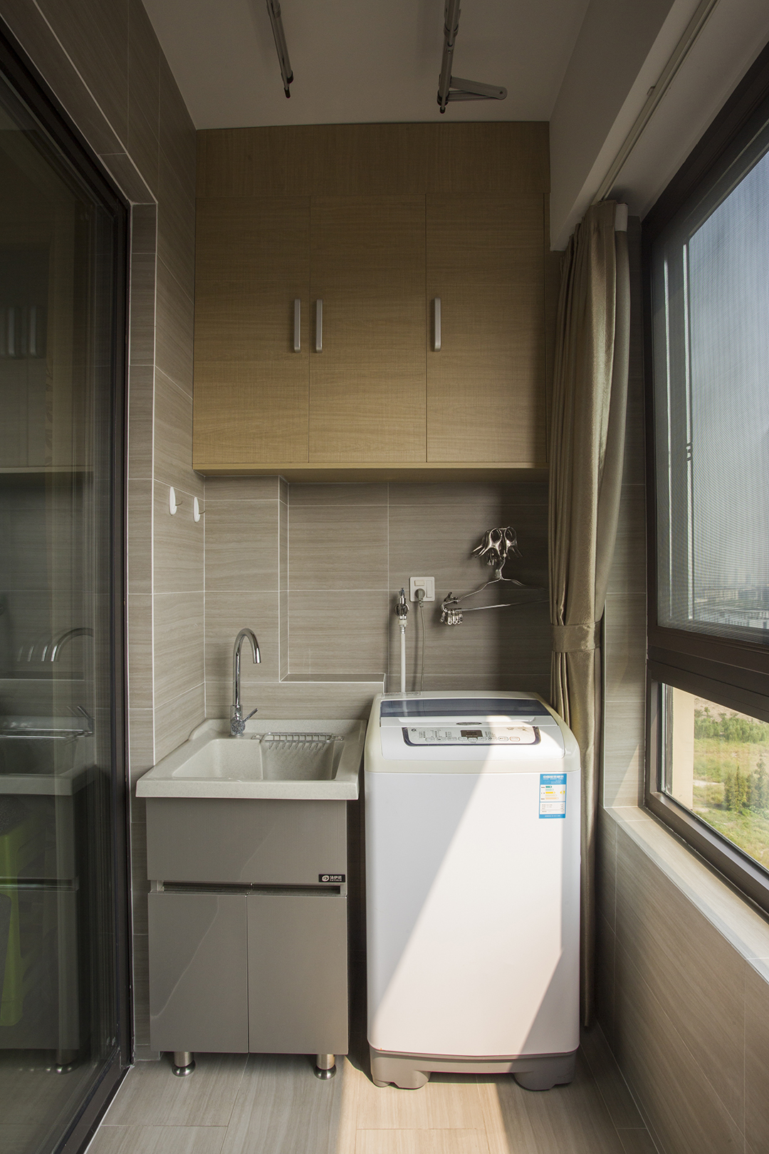 陽臺舍亮光的瓷磚而選用墻地一體的木紋啞光瓷磚，即使在大太陽的時候也不會讓人感覺刺眼，留下更多的是舒適感。
