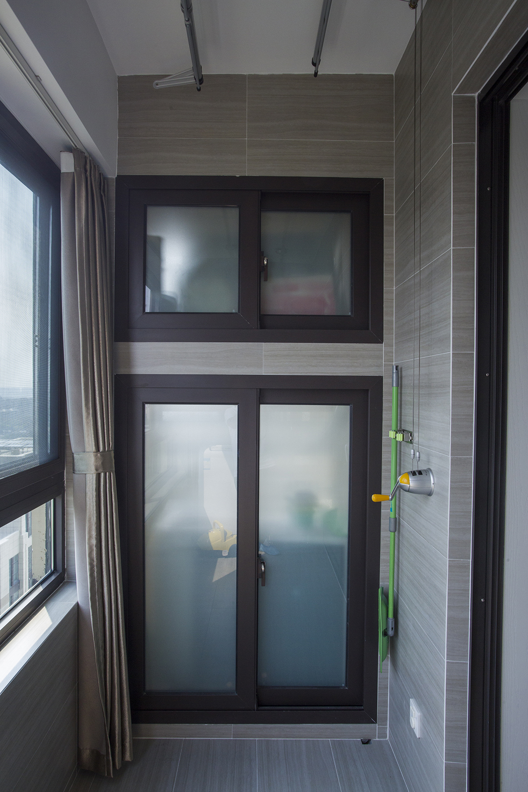 兩老口的養老之家，裝原有的兩房格局改變成現在的三房間，設計上整體以簡約為主，材料選用中也以干凈便與打理的材料。
