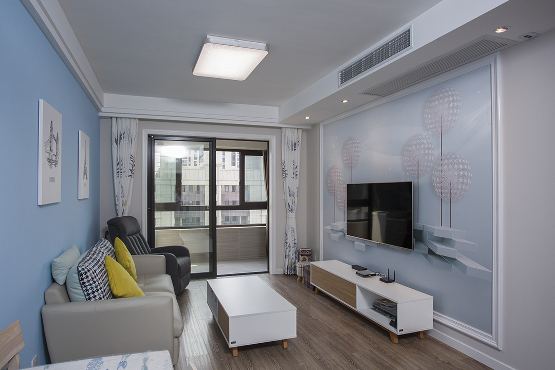 客廳吊頂極簡的造形，即不會太過單調，也凸顯層次感覺，進門口的地方為老年客戶考慮到了折疊式的換鞋凳。
