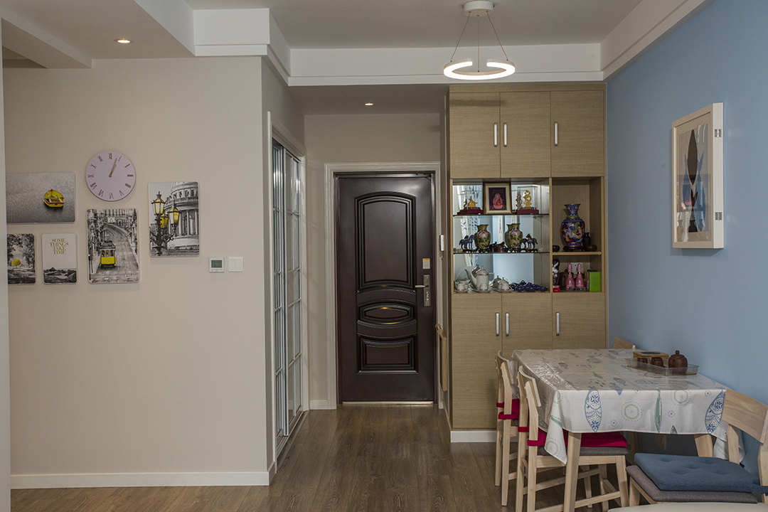 兩老口的養老之家，裝原有的兩房格局改變成現在的三房間，設計上整體以簡約為主，材料選用中也以干凈便與打理的材料。
