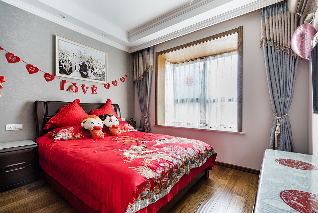 主臥簡單大方，紅色凸顯喜氣，因為空間有限，主臥背景采用無縫壁布給空間來點色彩區分。
