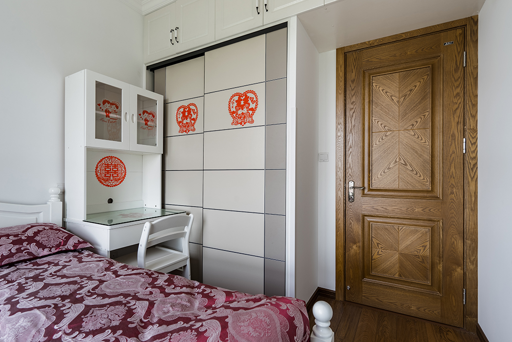 本套是一對年輕有為的小夫妻做為婚房而設計的。摒棄了美式的繁瑣，保留了低調的奢華，以舒適機能為導向，強調“回歸自然”的原理。使整體看上去顯得更加輕松、舒適。而又不失大氣。
