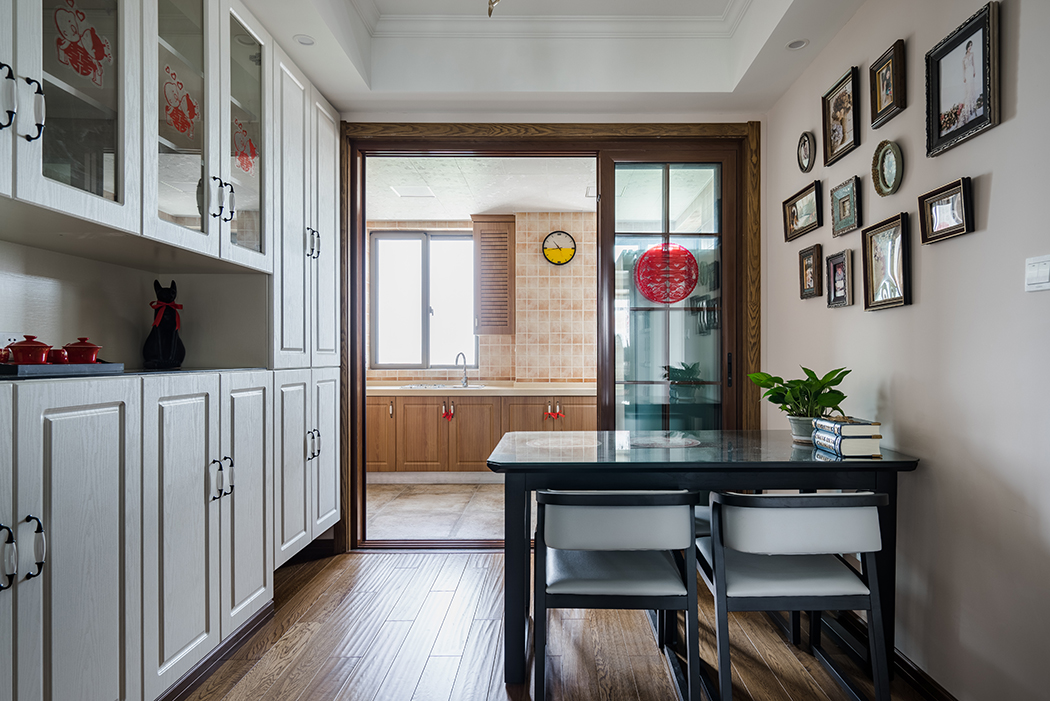 餐廳充分利用空間，做了一整面裝飾柜，經濟有實用。
